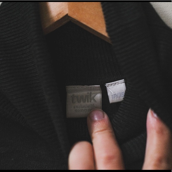 Black form fitting turtleneck - Picture 3 of 3